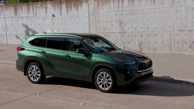 2023 Toyota Highlander Turbo Limited Cypress Green - Exterior B-roll - Official HD video смотреть онлайн