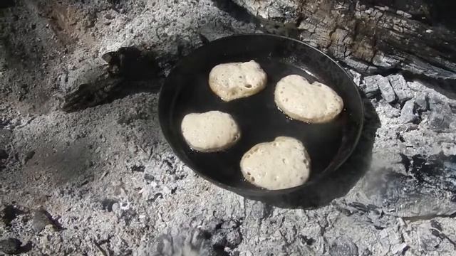 Оладушки постные дрожжевые на костре (на печке-щепочнице)