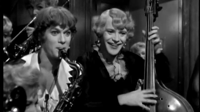 Marilyn Monroe "В джазе только девушки" - Репетиция в вагоне смотреть онлайн