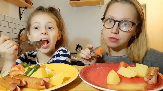 МУКБАНГ/Mukbang по проще?Картоха из микроволновки, овощи, Сосиски. Привет НОВЫМ знакомым?