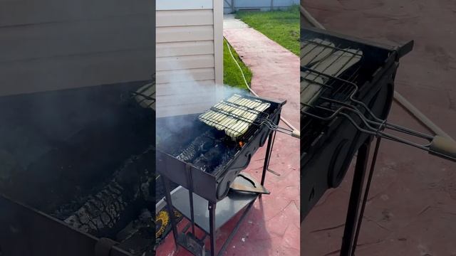 Кабачковая икра на мангале #деревенскаяжизнь #деревня #закрутки #домашнеехозяйство смотреть онлайн