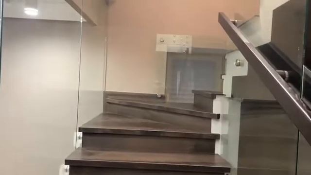 Отделка лестницы деревом и перила из стекла смотреть онлайн