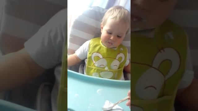 грудничок кушает смотреть онлайн