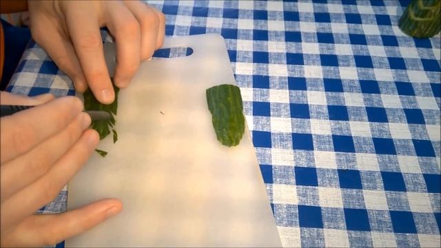 Как сделать птицу из огурца дома.Украшение стола/ How to make a bird from the house cucumber смотреть онлайн