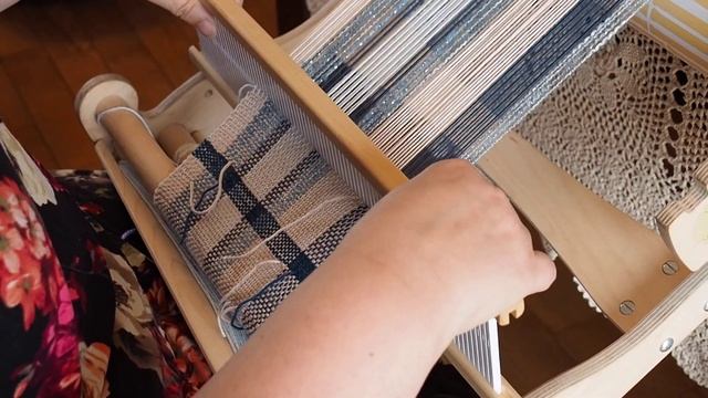 Rigid Heddle Weaving - Changing Weft Colours смотреть онлайн