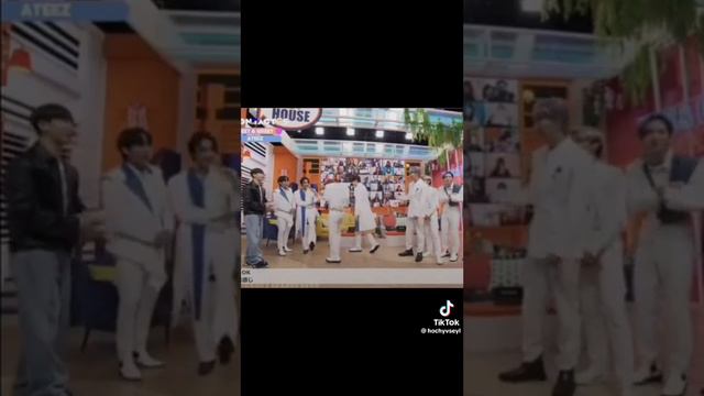 Мемберы целуют своего лидера уверена что когда был сонхва он был рад💜💙#ateez #atiny