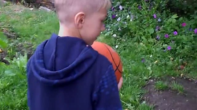 Играем в баскетбольный мяч на даче) смотреть онлайн