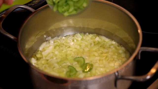 Белая фасоль с копчёными колбасками в пикантной томатно-овощной заправке. Быстро, вкусно и полезно! смотреть онлайн