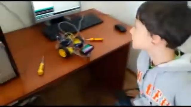 Робот, объезжающий препятствия?? смотреть онлайн