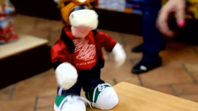 Лошадь-Мужчина пляшет под Го*ностай. Танцует "Как Мужик" :). смотреть онлайн