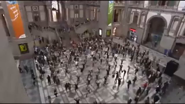 танцевальный флешмоб в Бельгии смотреть онлайн