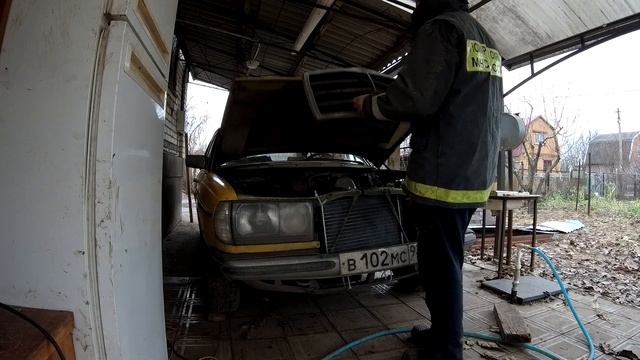 Мерседес W123 два года владения. Замена радиатора, рабочего цилиндра сцепления и ремонт выхлопной. смотреть онлайн