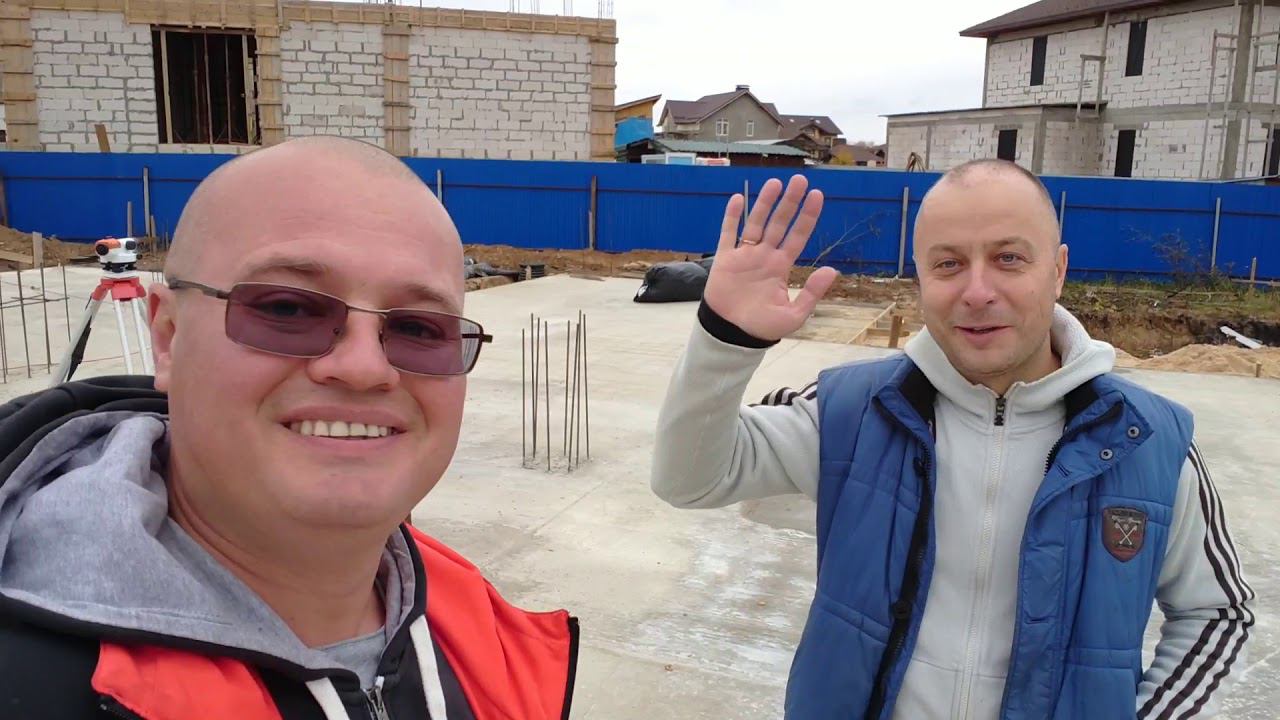 Два дома и фундамент.