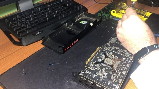 Radeon VEGA 56 8GB HBM2 Cambiando Pasta Termica Radeon™ смотреть онлайн