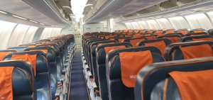 Салон широкофюзеляжного пассажирского самолета Airbus A330-300 для средних и дальних дистанций.