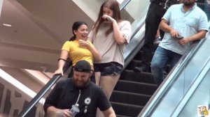 Пранк:Пукает с Подливом на Эскалаторе !!!