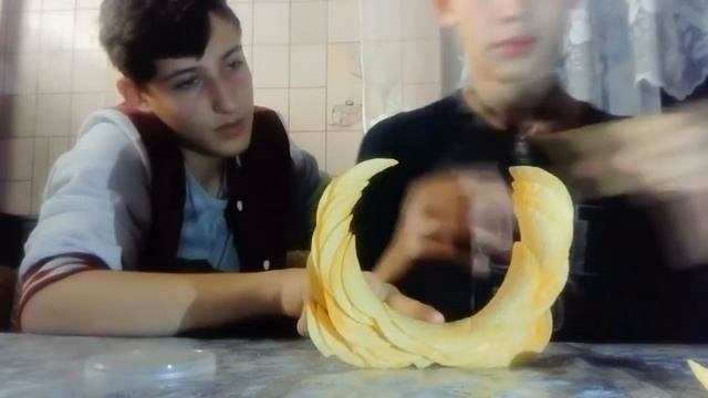 D.I.Y - Кольцо из чипсов Pringles смотреть онлайн