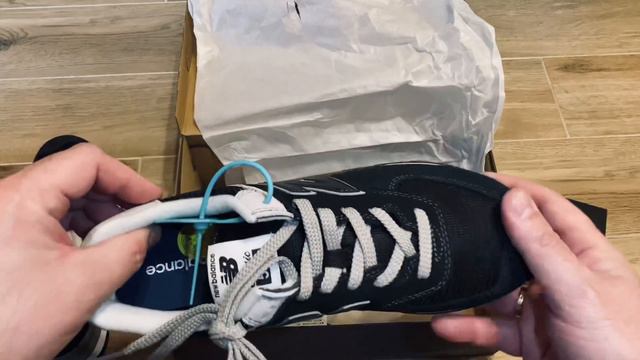 Unpacking New Balance 574 ML574EVB EU44 смотреть онлайн