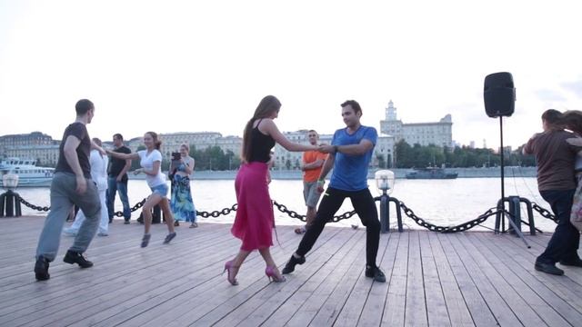 Хастл - это лучший способ провести вечер воскресенья