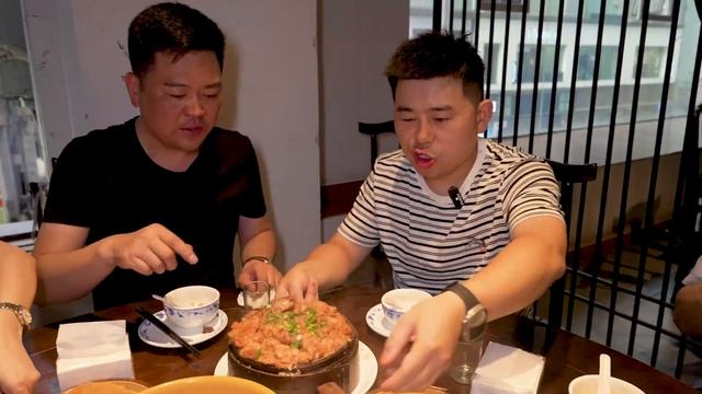 【超小厨】桶得香纹眉认干妈！亲家请吃万州爆火粉蒸肥肠，肥而不腻又香又辣，过瘾！