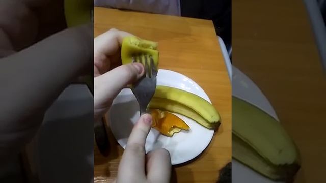 Съел КОЖУРУ от банана и мандарина! (Не по-настоящему, не повторяете этого дома) смотреть онлайн