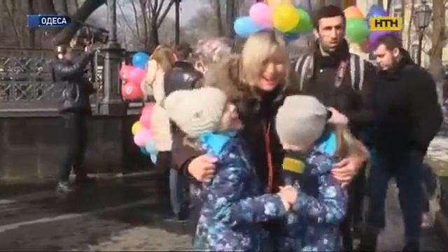 Акция «Обнимашки» на Дерибасовской, 8 марта 2018 года, Одесса смотреть онлайн