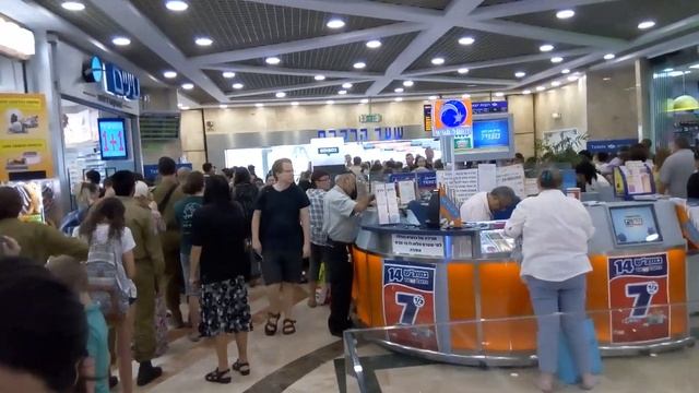 И в Израиле есть очереди... Очередь при покупке билетов на поезд в торговом центре Азриэли смотреть онлайн