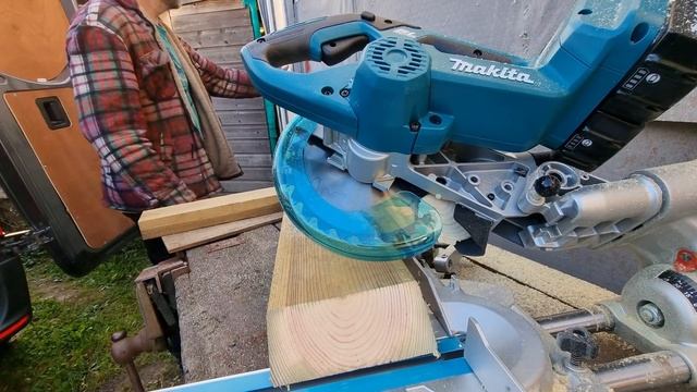 Makita DLS714NZ Brushless 36V (2 x18V) cordless mitre saw 45º bevel on 45mmm timber & depth stop смотреть онлайн