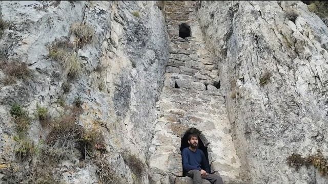 Наскальные башни в горах Кавказа . Труднодоступные места в Чеченской республики Мержо тайпан