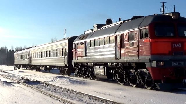 Тепловоз ДМ62-1738 с пригородным поездом отправляется от станции Белый Городок смотреть онлайн