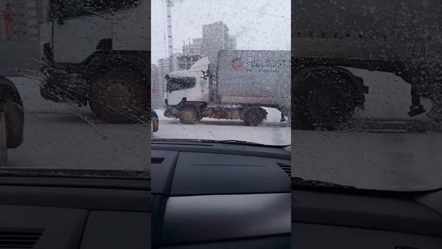 В Уфе стоят грузовые машины