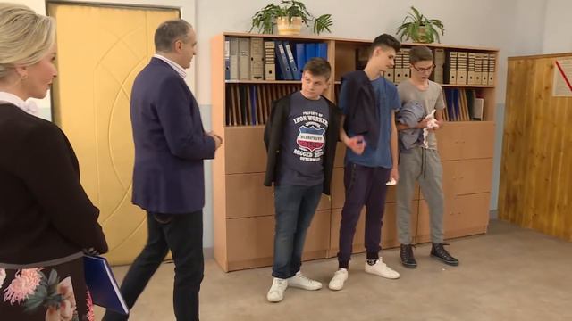 Gimnazjaliści zdewastowali szkolny korytarz [Szkoła odc. 521] смотреть онлайн