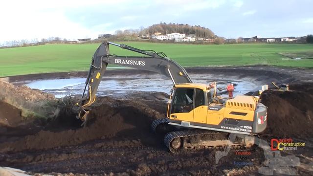 Volvo EC250D Excavator With Tiltrotator And GPS Moving Topsoil смотреть онлайн