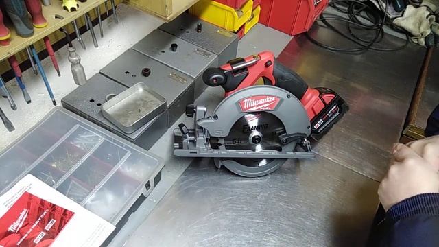 Циркулярная пила Milwaukee 2730-20 смотреть онлайн