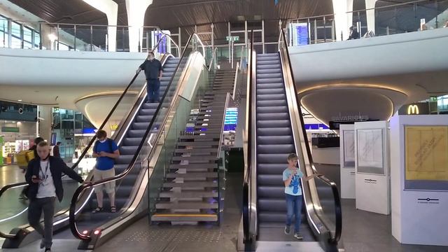 PKP Warszawa Centralna / Dworzec Centralny / Warsaw Central Railway Station / next to Metro Center смотреть онлайн