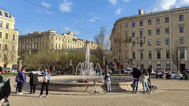 В Санкт-Петербурге изумительная погода!) Фонтан на Манежной площади... смотреть онлайн