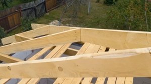 Сам поставил стропила для вальмовой крыши.