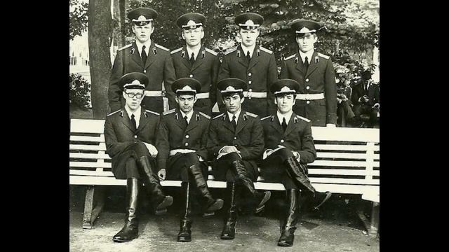 Сурова жизнь, коль молодость в шинели, а юность перетянута ремнем. смотреть онлайн