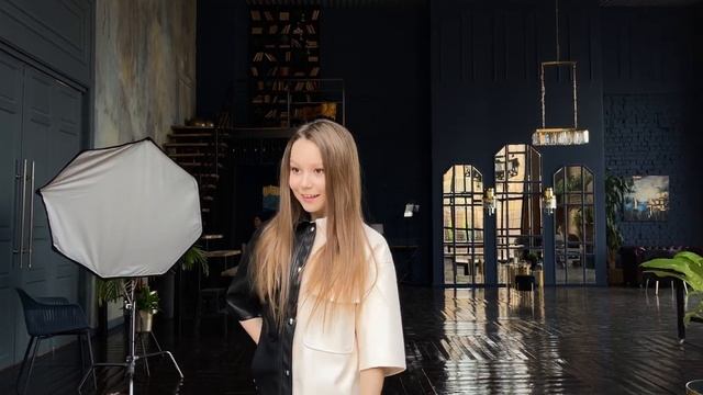 MODEL FASHION PHOTOSHOOT BACKSTAGE - KRISTI STAR