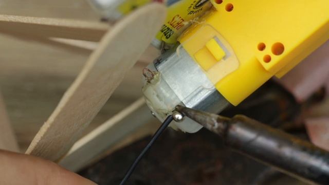 How to make Popsicle Sticks Cycle Rickshaw at Home - dc motor matchbox rickshaw new method - diy to смотреть онлайн