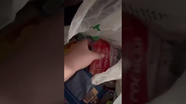 Украинские мародёры отправили домой продукты из Пятёрочки... смотреть онлайн