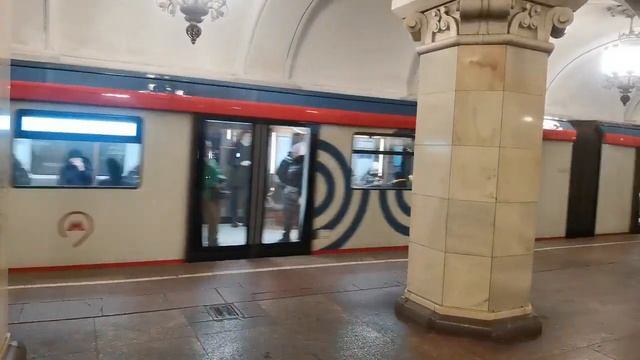 Станция метро Комсомольская(кольцевая).Moscow's Subway. The name of this station is Komsomolskaya. смотреть онлайн