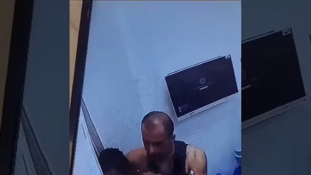 Захвативший заложников мужчина удерживает пистолет у одной из сотрудниц банка. На нем, предположител смотреть онлайн