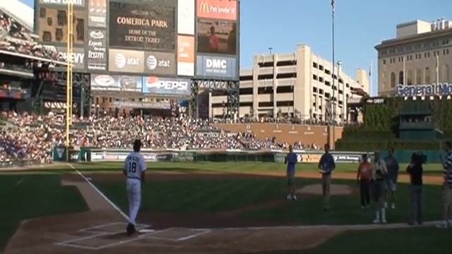 Gator throws out the first pitch 8.13 смотреть онлайн