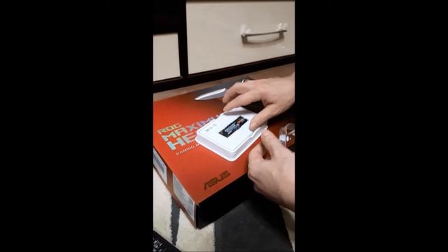 Посылка с computeruniverse с ASUS MAXIMUS X HERO, Intel Core i7 8700K....... смотреть онлайн