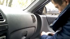 Снять ручку стеклоподъемника тканью Hyundai Accent Hyundai Accent Хендай Акцент