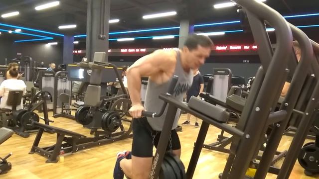 Качок на брусьях: отжимания +80 кг на 10 раз смотреть онлайн