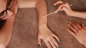 АСМР ИГРА из детства. КАК почувствовать мурашки? ASMR с подругой. Шепот, поглаживания, массаж рук.