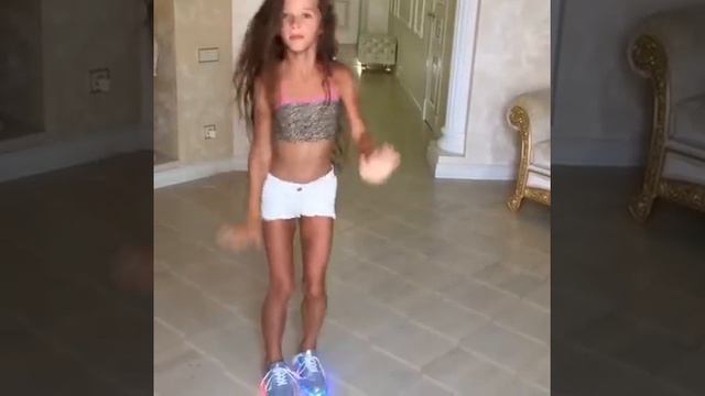 #eroina эроинa - Девочка с великолепной растяжкой танцует - Young girl dance смотреть онлайн
