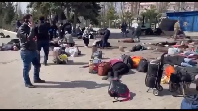 Краматорск. Одно из первых видео после падения ракеты Точка-У возле вокзала. смотреть онлайн